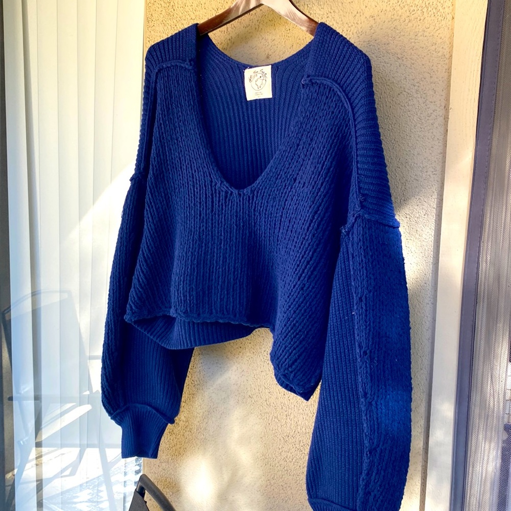Thick Free People cropped navy blue V kneck sweater